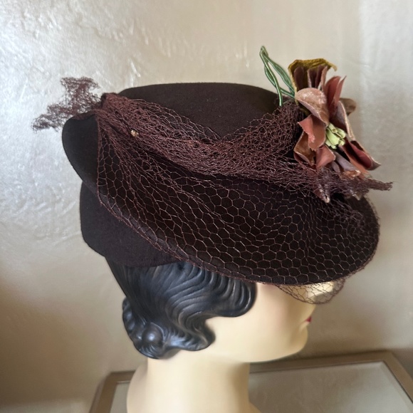 SOPHISTICATED 1940s\' BROWN FELT TILT HAT WITH FABRIC FLOWERS AND MATCHING VEIL